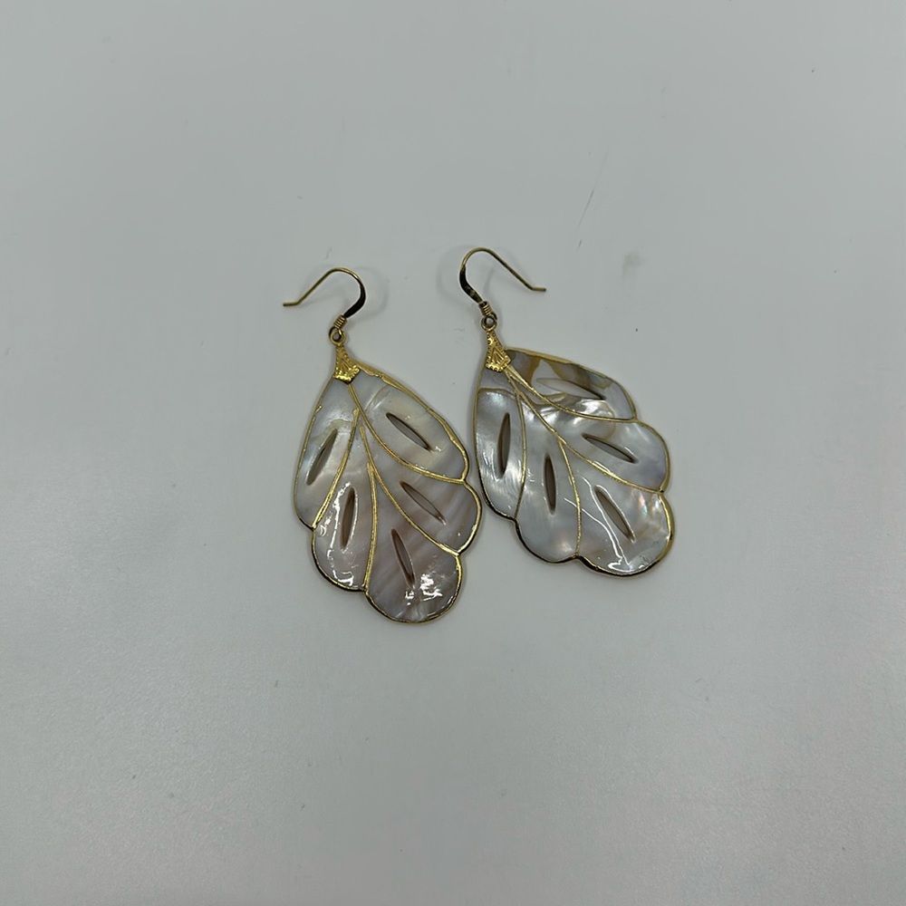 Vtg Mother of Pearl Gold and Cream Leaf Earrings